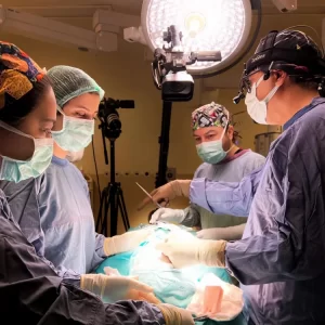 Dr. Göksel and surgical team performing an operation in a fully equipped theater.